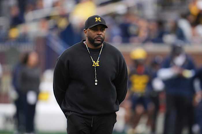 密歇根大学因不当关系解雇主教练摩尔，任命波吉为代理主教练