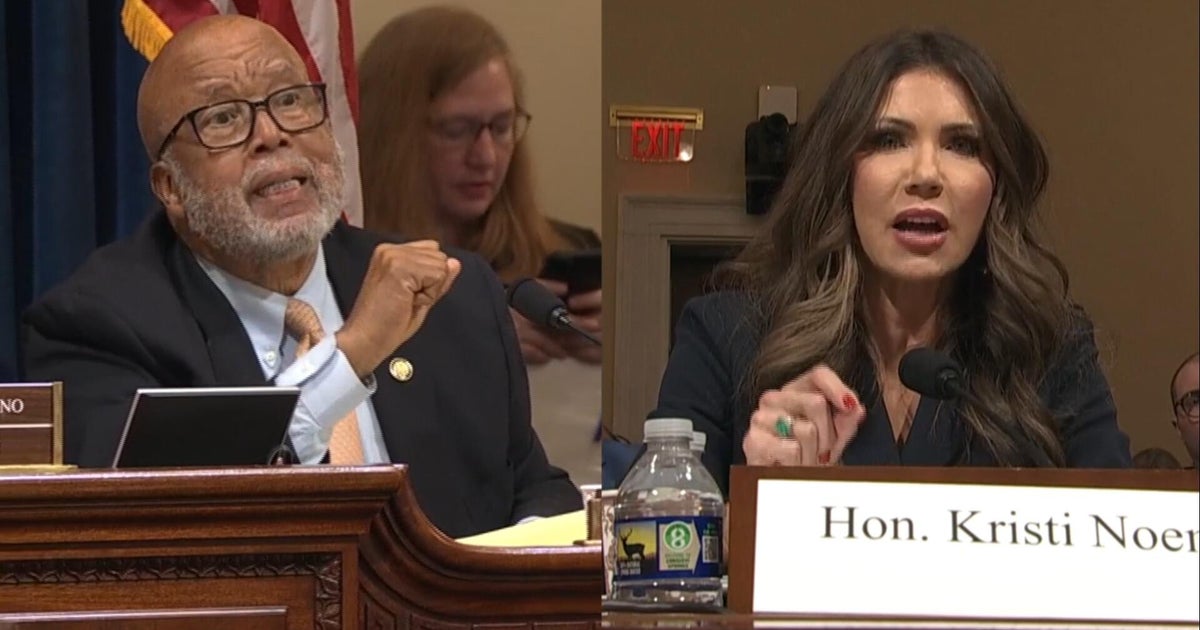La Secretaria de Seguridad Nacional, Kristi Noem, defiende la política de inmigración y se enfrenta a los legisladores en una audiencia tensa