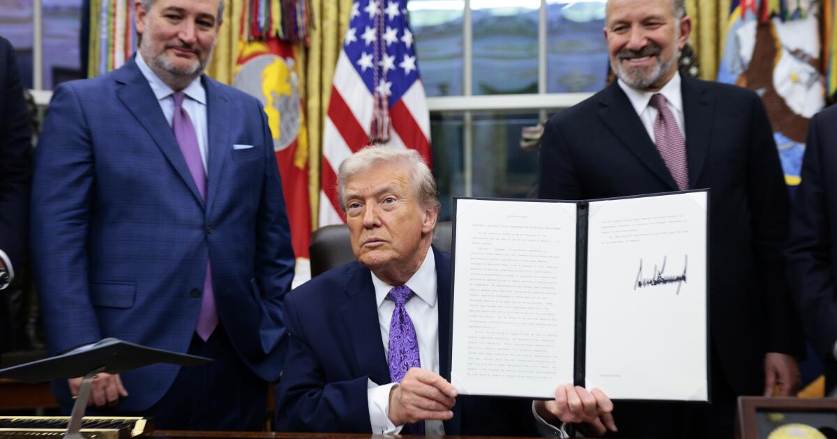 ट्रम्प ने एआई विनियमन पर संघीय नियंत्रण बढ़ाया, राज्य के कानूनों को चुनौती दी