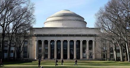 أستاذ في معهد ماساتشوستس للتكنولوجيا يُقتل بالرصاص في منزله