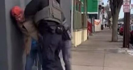 अटलांटिक सिटी में आव्रजन और सीमा शुल्क प्रवर्तन ने गिरफ्तारियां बढ़ाईं; ट्रम्प ने सैनिकों के लिए बोनस चेक की घोषणा की