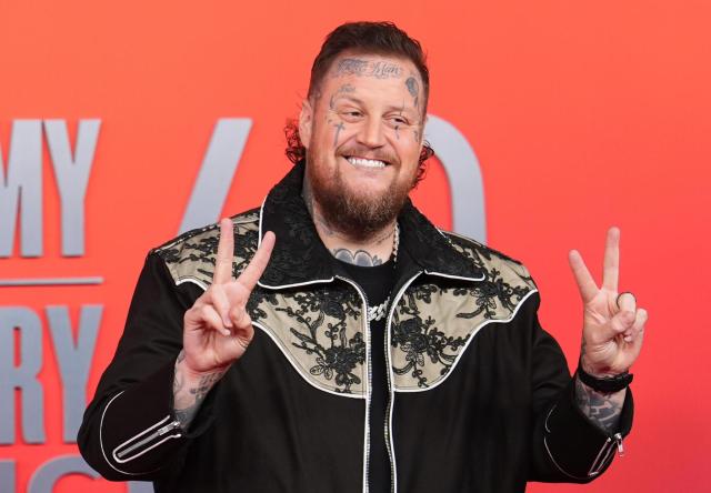 حاكم تينيسي يعفو عن مغني موسيقى الريف جيلي رول