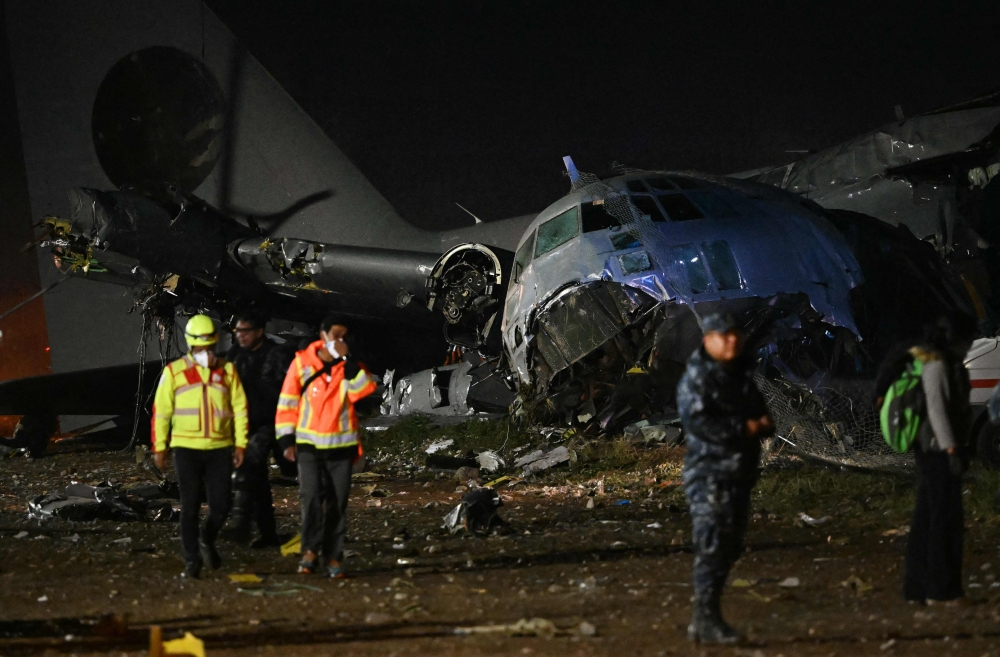 Bolivia cash plane crash kills at least fifteen