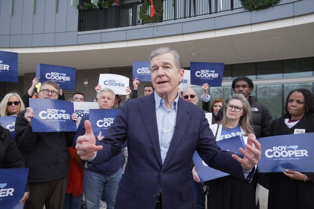 रॉय कूपर और माइकल वॉटली सीनेट के लिए प्रमुख पार्टी के उम्मीदवार बने