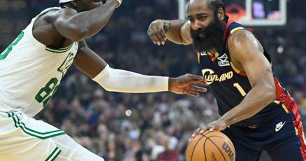 凯尔特人 109-98 击败骑士，巩固季后赛种子排位