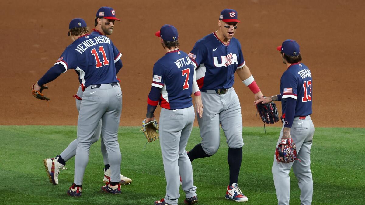 टीम यूएसए ने डोमिनिकन गणराज्य को 2-1 से हराकर लगातार तीसरी बार विश्व बेसबॉल क्लासिक के फाइनल में जगह बनाई