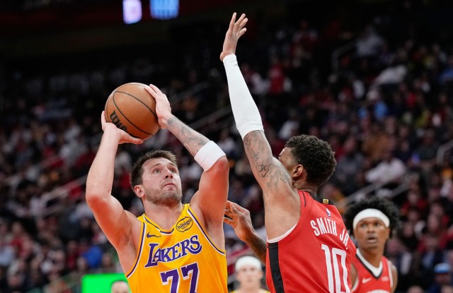 Lakers Rally Late To Beat Rockets, Extend Streak