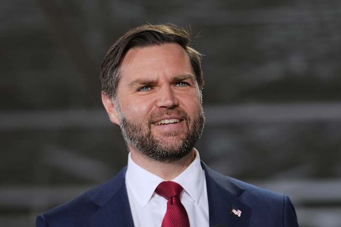 肯塔基州长在万斯家乡抨击其回忆录“贫困旅游”