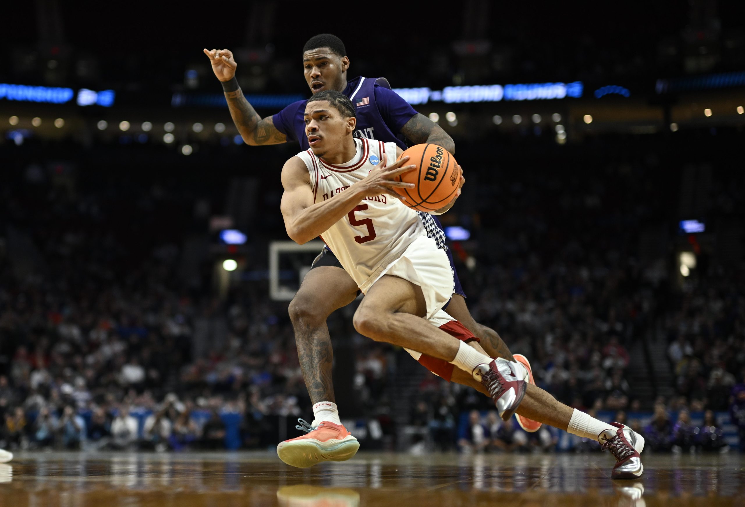 أريزونا تتغلب على أركنساس 109-88 وتتقدم إلى دور الثمانية في بطولة NCAA