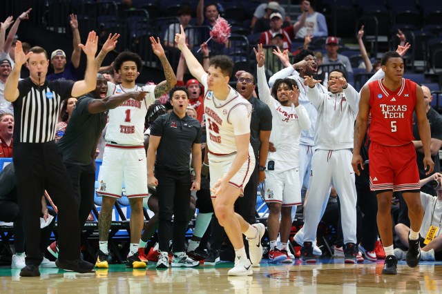 Michigan storms past Alabama to reach Elite Eight