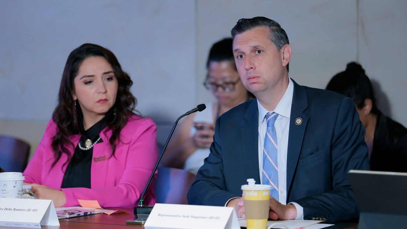 الجدل يشتعل: صور نواب يسافرون خلال إغلاق الحكومة الفيدرالية تثير غضباً