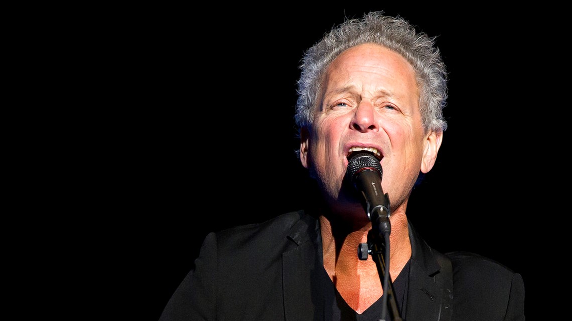 Arrojan sustancia desconocida a Lindsey Buckingham en Santa Mónica
