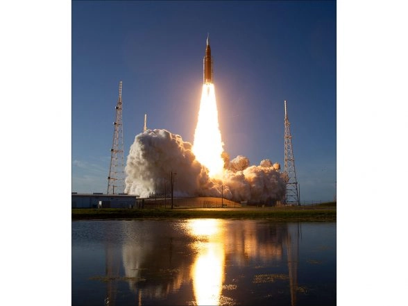 La tripulación del Artemis II de la NASA enciende el motor principal de Orión en un impulso translunar