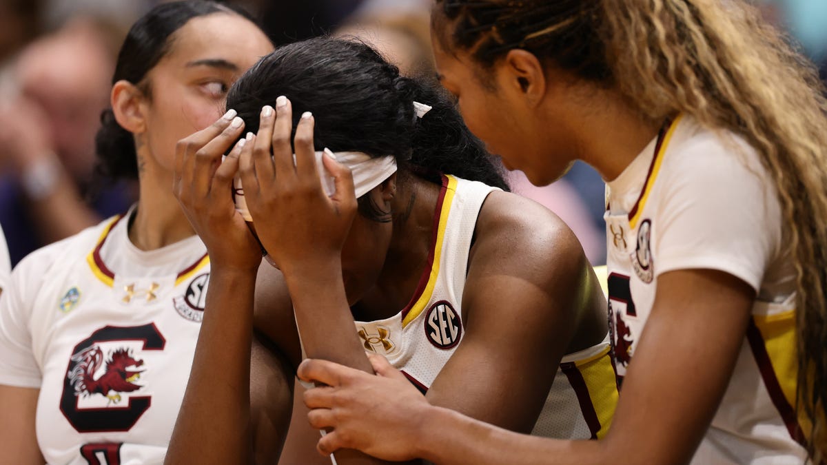 South Carolina stuns UConn, ends Huskies' perfect run