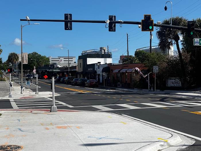 Orlando reporta finalización de trabajos de seguridad y estacionamiento, mientras otras ciudades de EE. UU. ajustan normativas de estacionamiento.