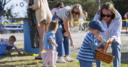 Comunidades de EE. UU. celebran diversas búsquedas de huevos de Pascua