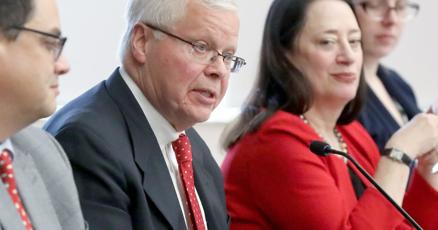 威斯康星大学董事会投票决定是否解雇系统总裁罗斯曼