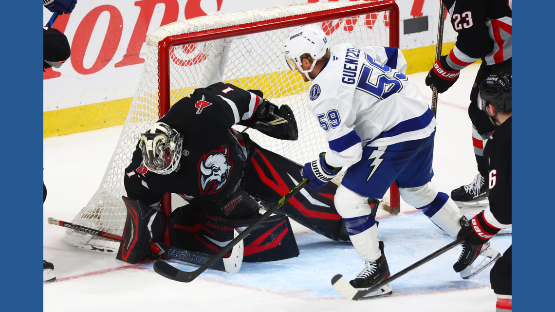 萨布雷队4-2击败闪电队，祖克尔打入制胜一球