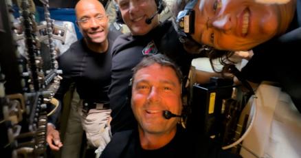 آرٹیمس II کے خلابازوں نے چاند کا چکر مکمل کیا اور زمین پر واپس آتے ہوئے اسپیس اسٹیشن پر آڈیو کال کی