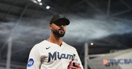 Los Reds de Cincinnati vencen a los Marlins de Miami en extra innings, rompiendo su racha de victorias