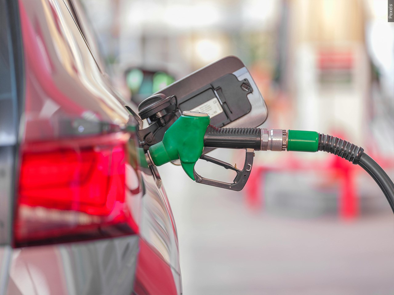 حاكم إنديانا يوقف ضريبة الوقود الحكومية لمدة 30 يومًا لتخفيف عبء ارتفاع الأسعار