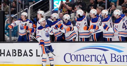 McDavid anota un hat-trick y los Oilers vencen a los Sharks para tomar el primer lugar