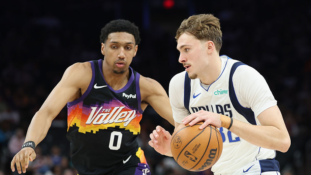 德文·布克砍37分，太阳队险胜小牛队，锁定西部第七