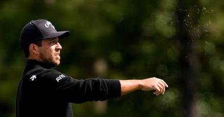 زاندر شوفيلي يلعب بضربة استقرت في حقيبة هدايا بمشجع في أوغوستا ناشيونال