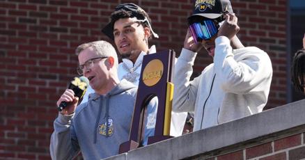 El entrenador de baloncesto masculino de Michigan, Dusty May, acuerda permanecer "muchos años más"