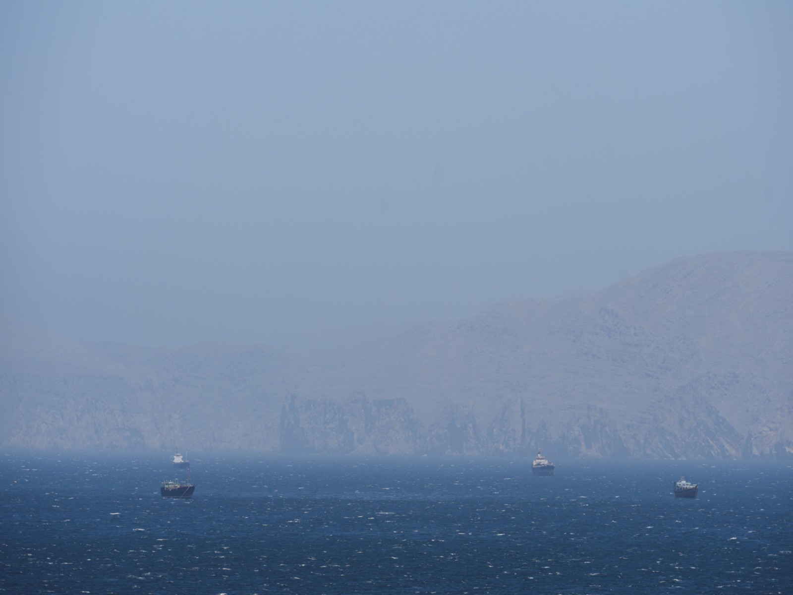 EE. UU. dice que dos destructores transitaron por el Estrecho de Ormuz para preparar la eliminación de minas; Irán lo niega