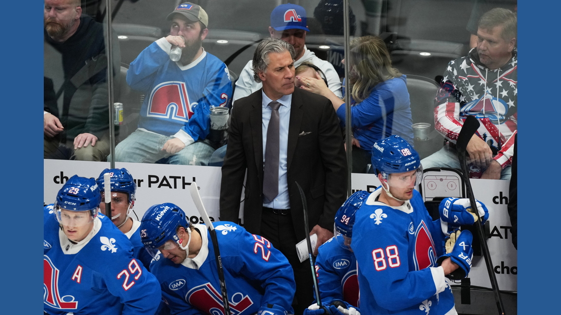 कोलोराडो एवलांच के कोच जारेड बेड्नर वेगास के खिलाफ खेल के दौरान पक से टकराए, अस्पताल ले जाए गए