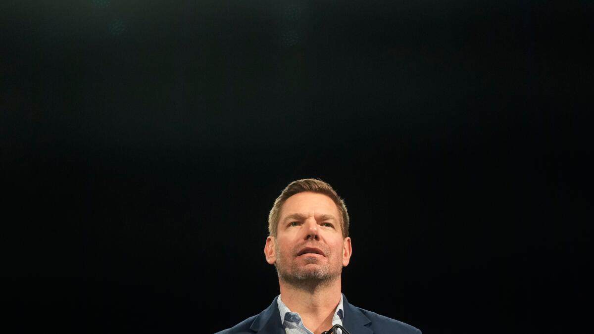 यौन उत्पीड़न के आरोपों के बाद स्वेलवेल ने कैलिफोर्निया के गवर्नर पद के लिए अभियान निलंबित किया