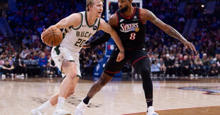 میلواکی بکس کے ہیڈ کوچ ڈاک رِورس، سیزن کے اختتام پر عہدے سے ہٹنے کے بعد تنظیم میں اپنے مستقبل کے بارے میں بات چیت جاری رکھے ہوئے ہیں