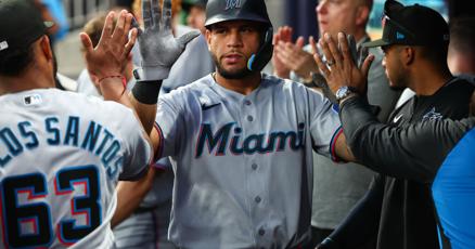 勇士队在马林鱼队失利后反弹，史密斯在第八局打出致胜的本垒打