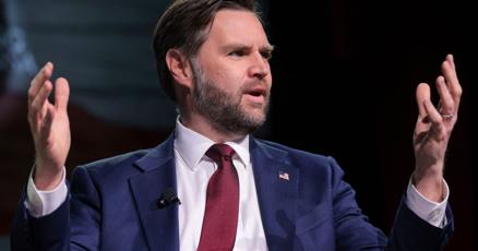 जेडी वेंस के एथेंस दौरे की आलोचना, खाली एरेना और अजीब सवाल