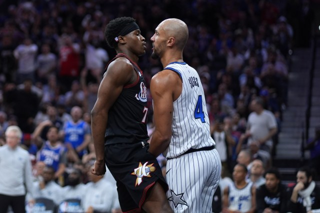 سيكسرز يتغلبون على ماجيك ويضمنون المركز السابع في تصفيات NBA