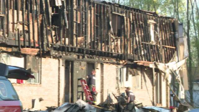 Bomberos luchan contra incendios en apartamentos y incendios de maleza