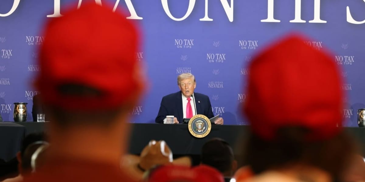 特朗普称美伊战争是“小插曲”，并宣传“小费免税”