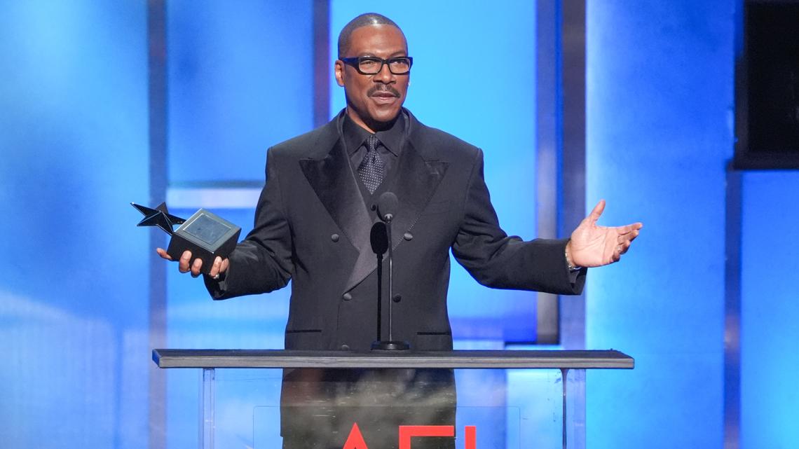 埃迪·墨菲荣获美国电影学院终身成就奖，迈克·梅尔斯史莱克装扮致敬