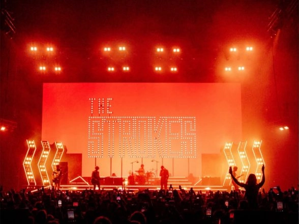 The Strokes acusan a la CIA de cambios de régimen y muestran ataques en Gaza y acción militar en Irán en Coachella