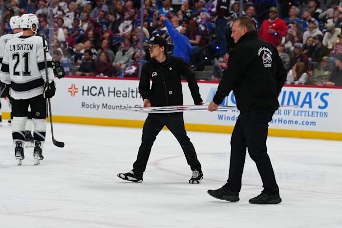 Pane shatters behind Kings bench during playoff game