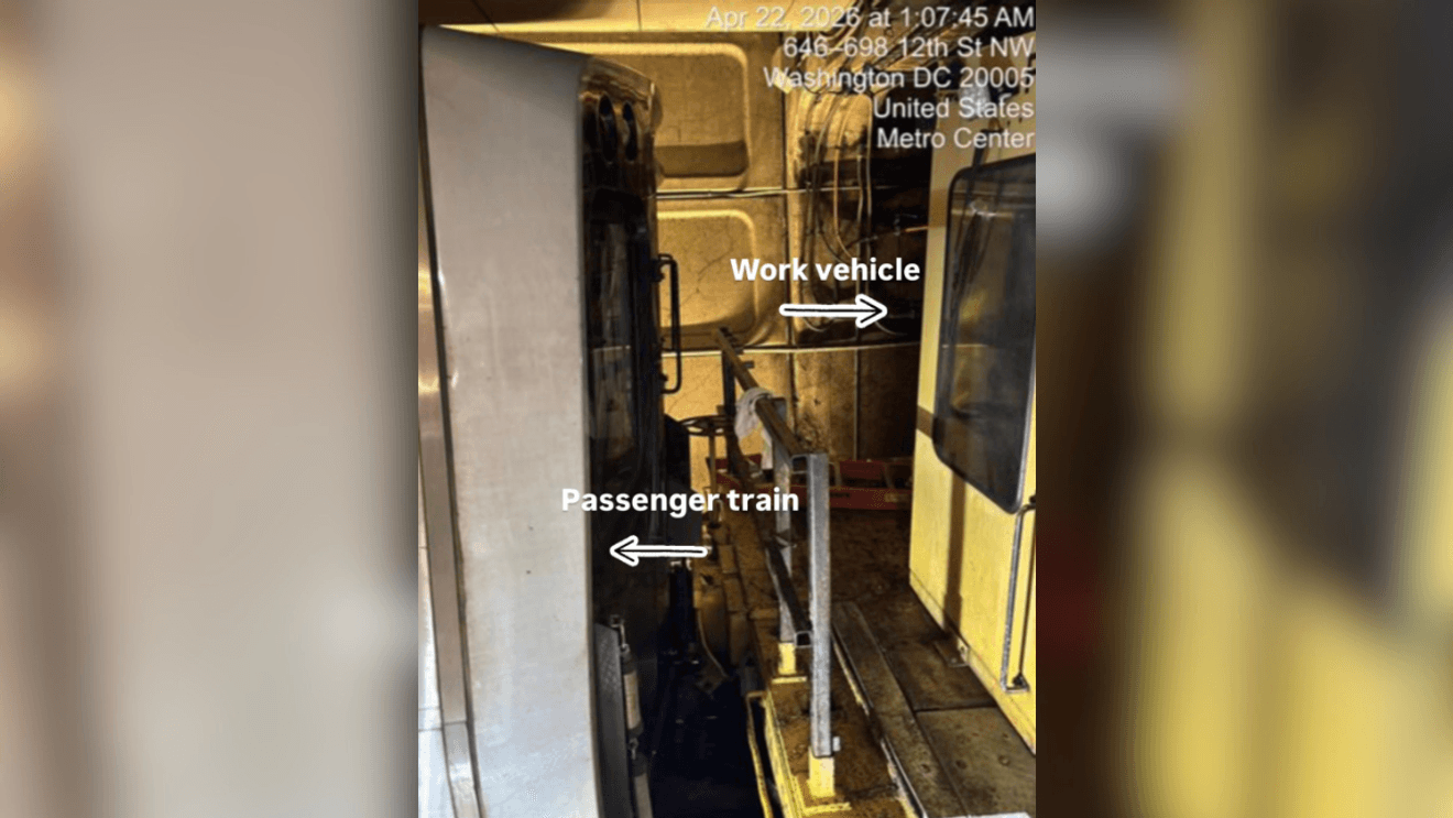 华盛顿 — 早些时候，一辆 WMATA 工作车辆在地铁中心站撞上了停着的银线列车