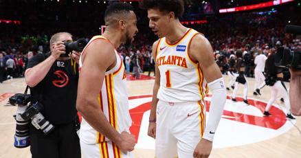 McCollum's late jumper gives Hawks 2-1 series edge