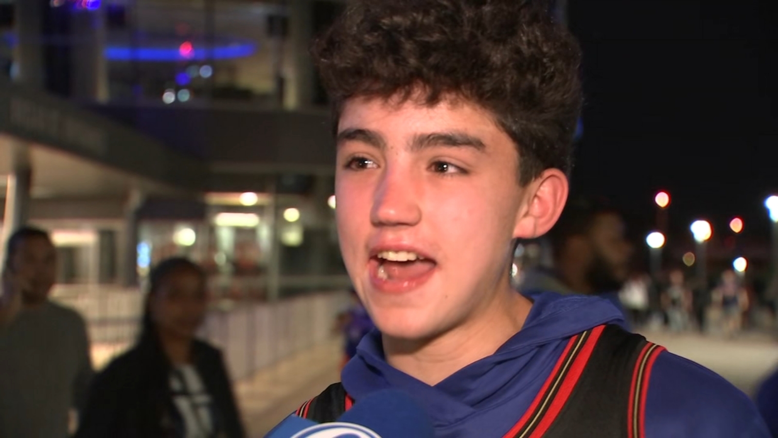 费城76人队失利，球迷们对裁判判罚和恩比德缺席表示失望