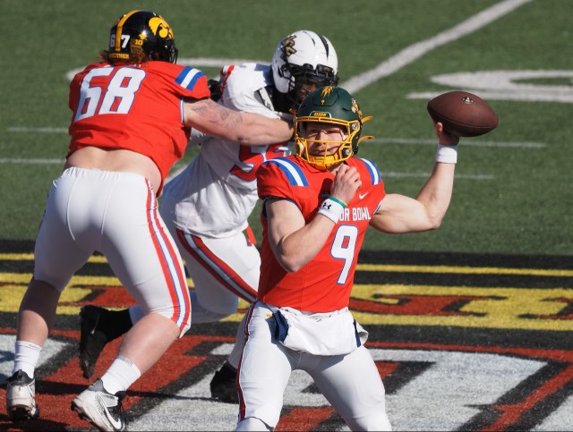 费城老鹰队在2026年NFL选秀中选中科尔·佩顿，增强四分卫深度