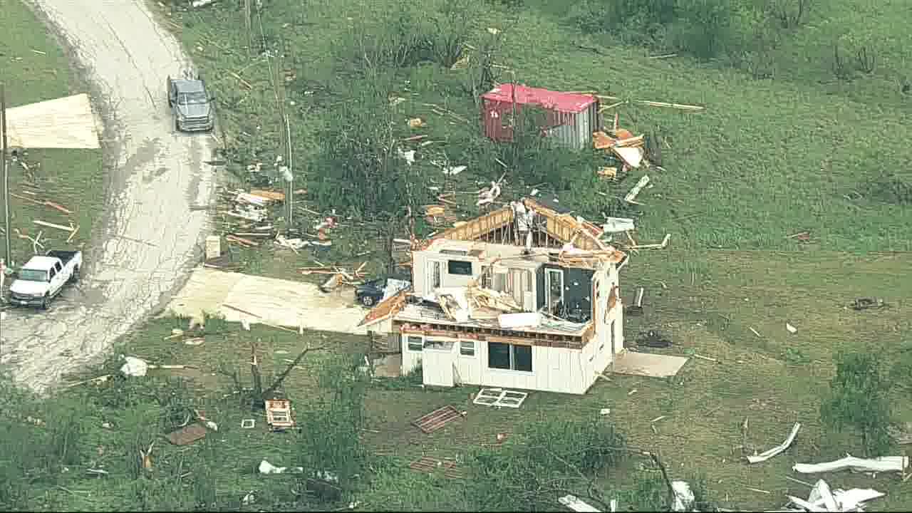 Tornado EF-2 Azota Runaway Bay, Texas, Dejando Daños y Heridos