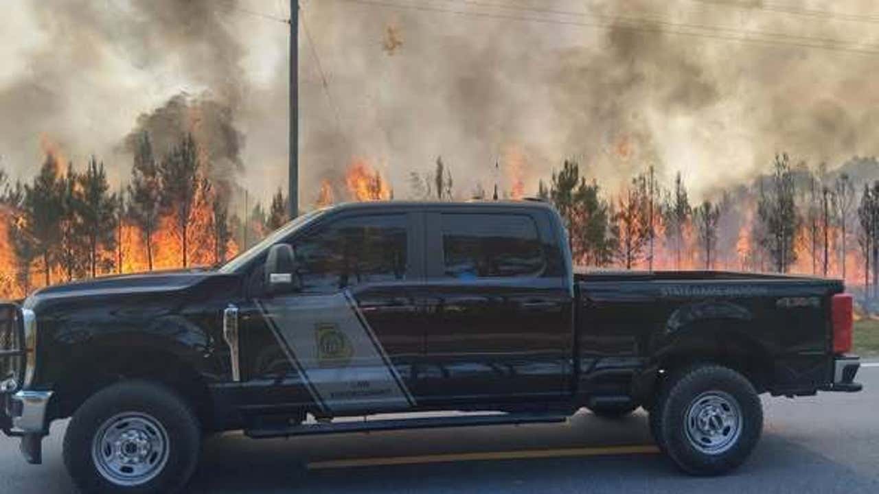 Kemp evalúa daños por incendios forestales en el sur de Georgia