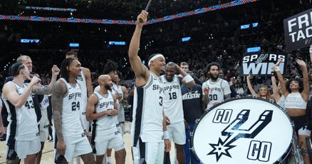 马刺淘汰开拓者，晋级季后赛下一轮；火箭避免被淘汰，将系列赛带回休斯顿