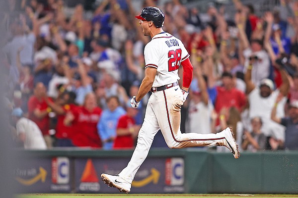 Los Bravos ganan con jonrón de Olson en la novena; los Cardenales completan barrida