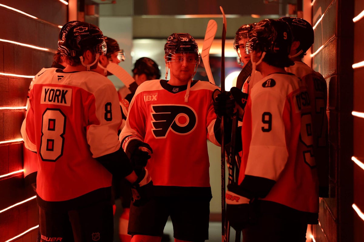 Hurricanes dominate Flyers, take Game One in Raleigh